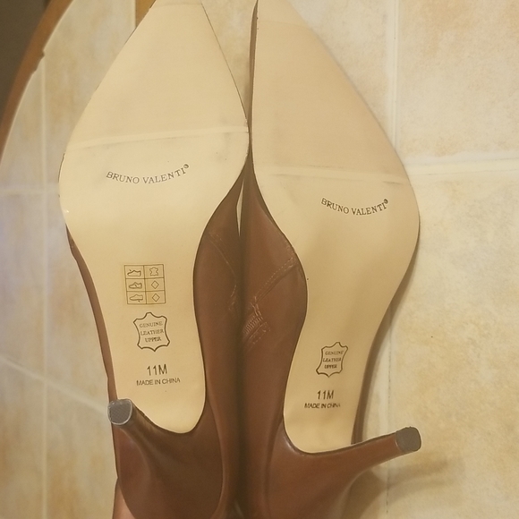 NWOT Bruno Valenti 3' cognac leather pointed toe bootie. Size 11 Unboxed - Picture 5 of 5